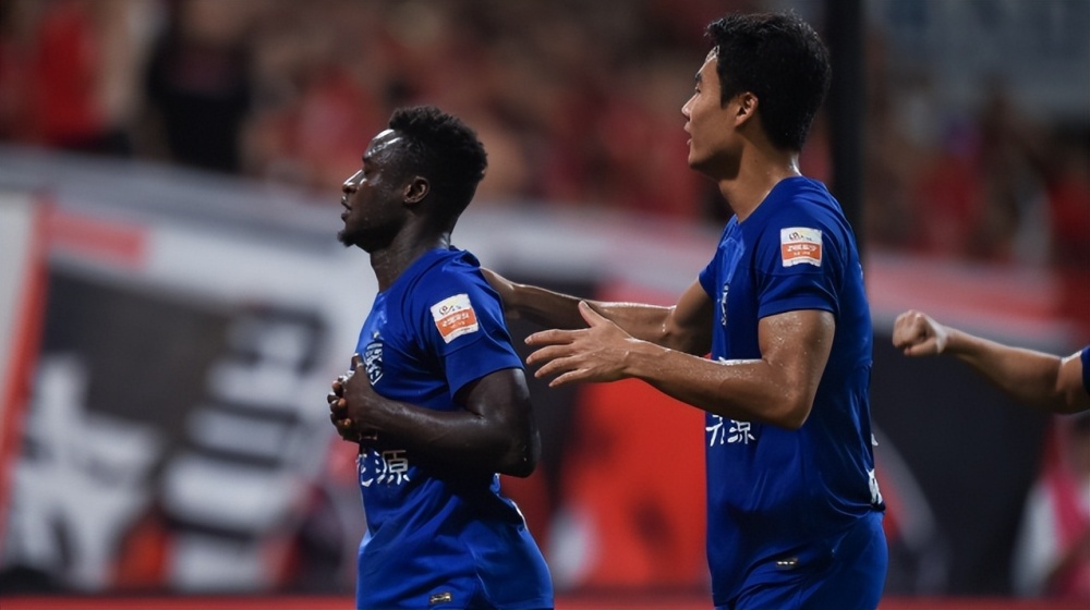  科隆比耶后防铁闸发威，多次解围守护球门不失